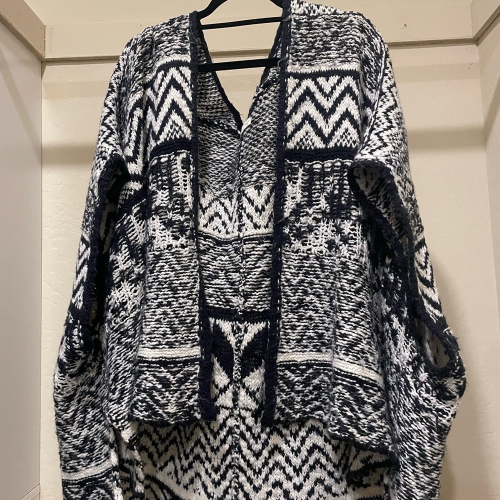 Abercrombie & Fitch Black and White Knit Sweater